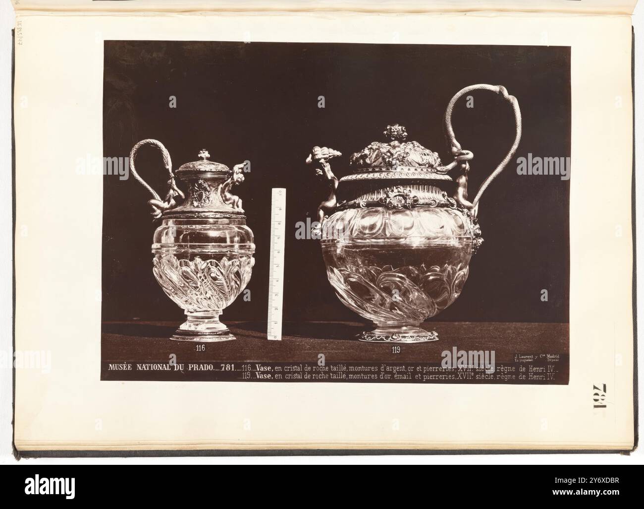 Juan Laurent y Minier (Fotograf) / "kleiner Steinkristall mit Kindern und Schlangenförmiger Griff und Steinkristall-Ewer". Ca. 1879. Albumen auf Fotopapier. Museum: Museo del Prado, Madrid, España. Stockfoto