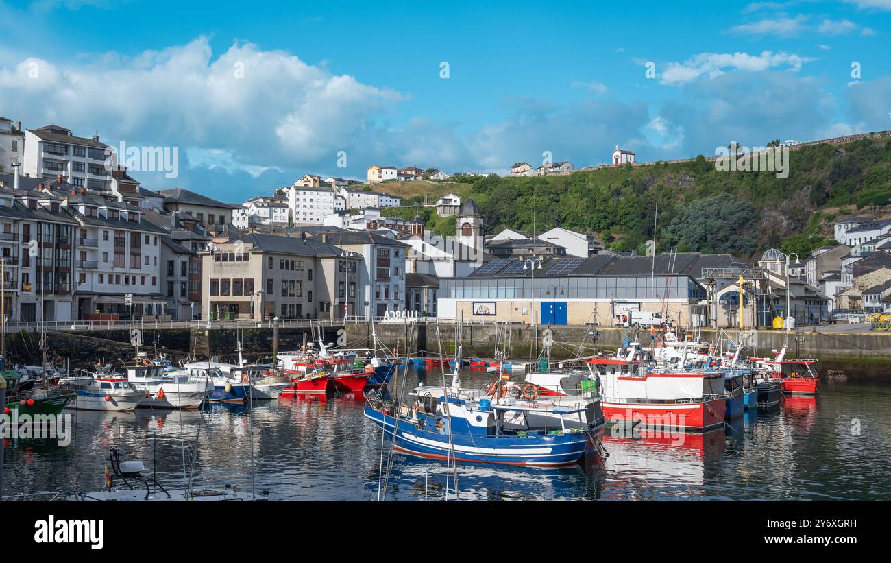 Barcos pesqueros amarrados en el puerto de Luarca, hermosa Villa asturiana al norte de España Stockfoto