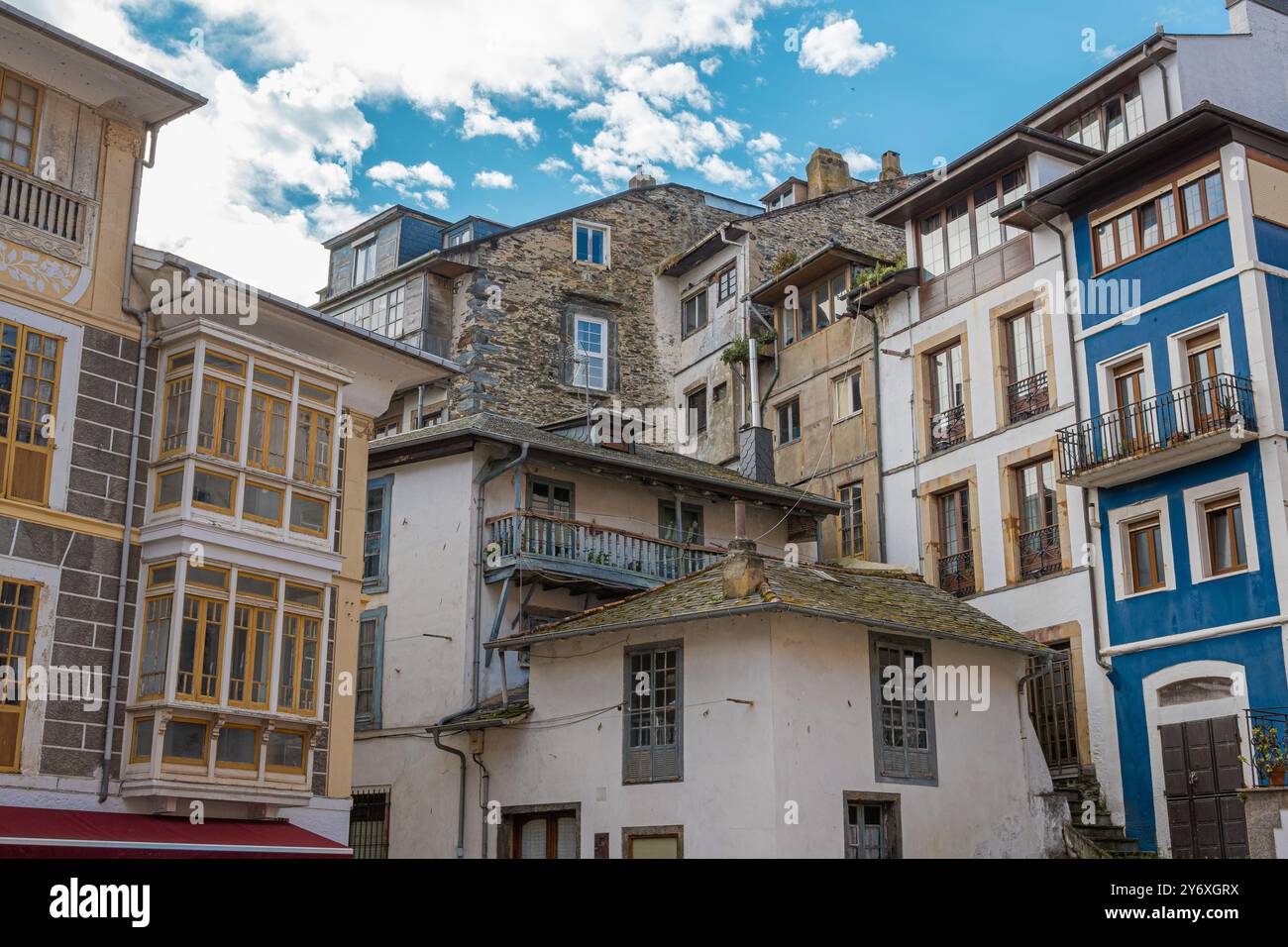 Casas de arquitectura tradicional en la hermosa Villa costera de Luarca en el litoral de Asturias, norte de España Stockfoto