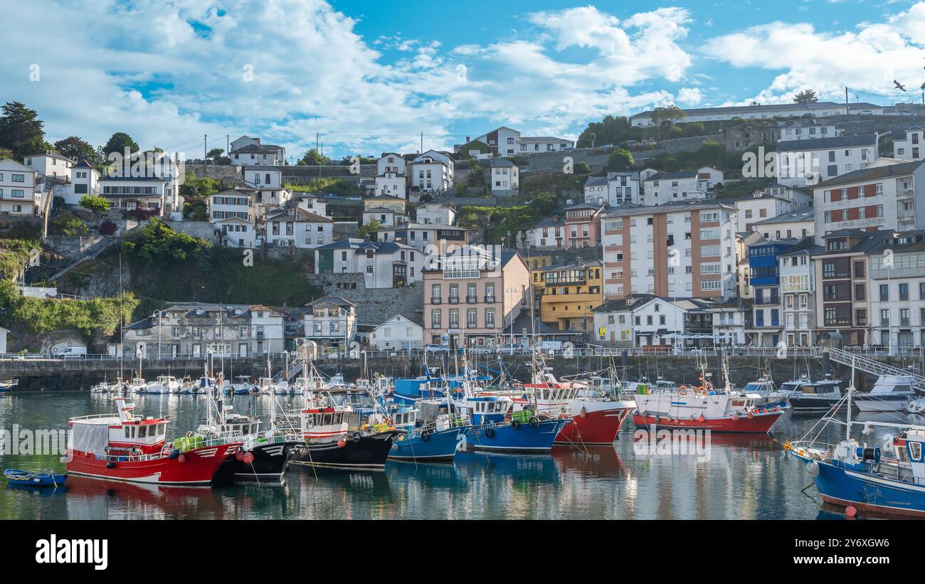 Vista del puerto en la Villa costera de Luarca, con la Flota de Barcos pesqueros amarrada, España Stockfoto