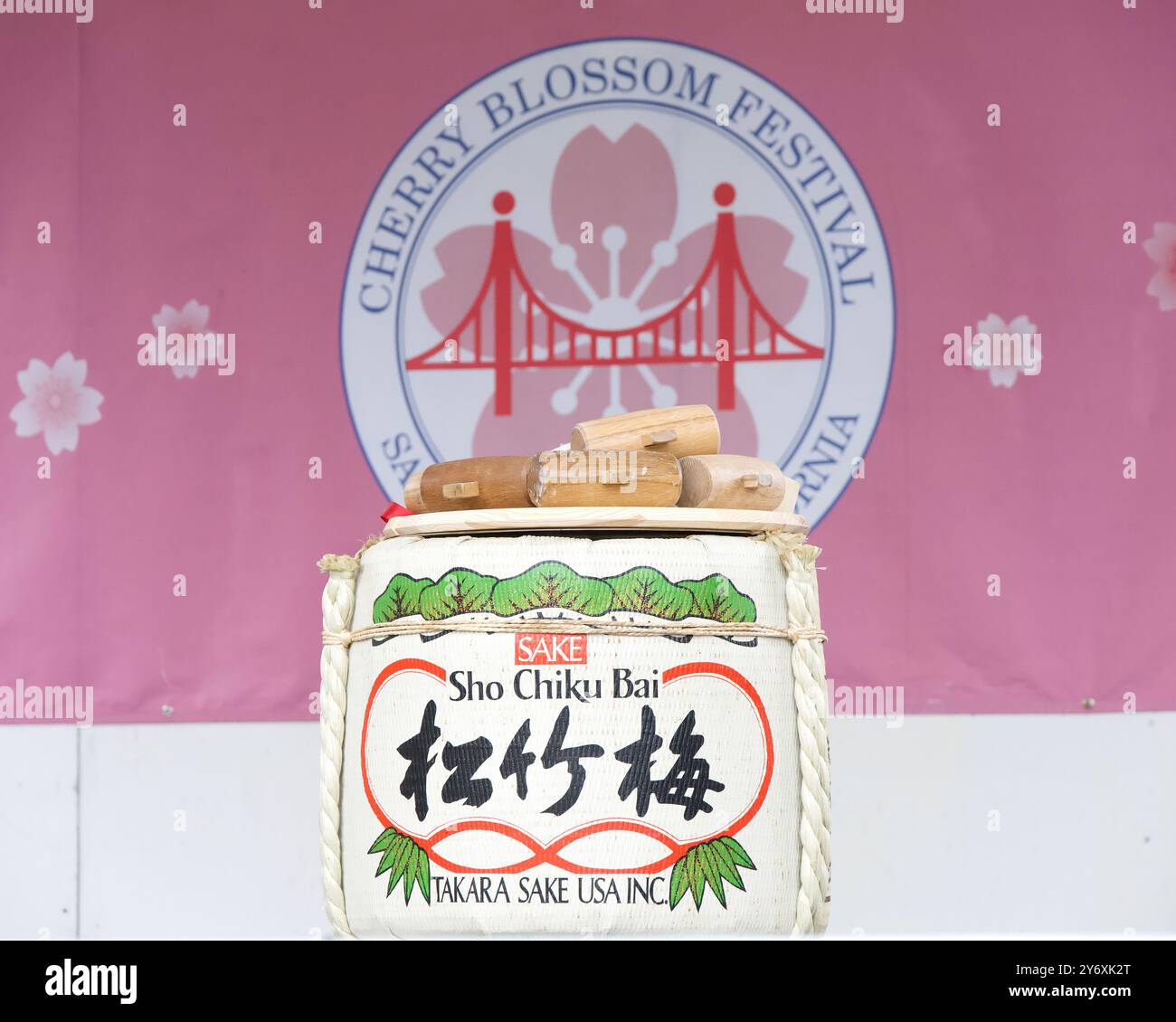 San Francisco, KALIFORNIEN - 13. April 2024: Barrel Sho Chiku Bai Takara Sake für die Eröffnungszeremonie beim Cherry Blossom Festival in Japantown. Stockfoto