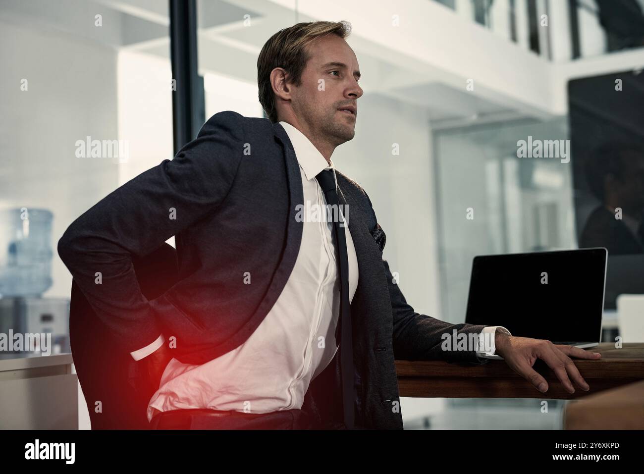 Geschäft, Rückenschmerzen und Mann am Schreibtisch, Stress und Muskelverspannungen mit Computer, rote Lichter und Schmerzen. Mitarbeiter, Finanzberater und Profi Stockfoto