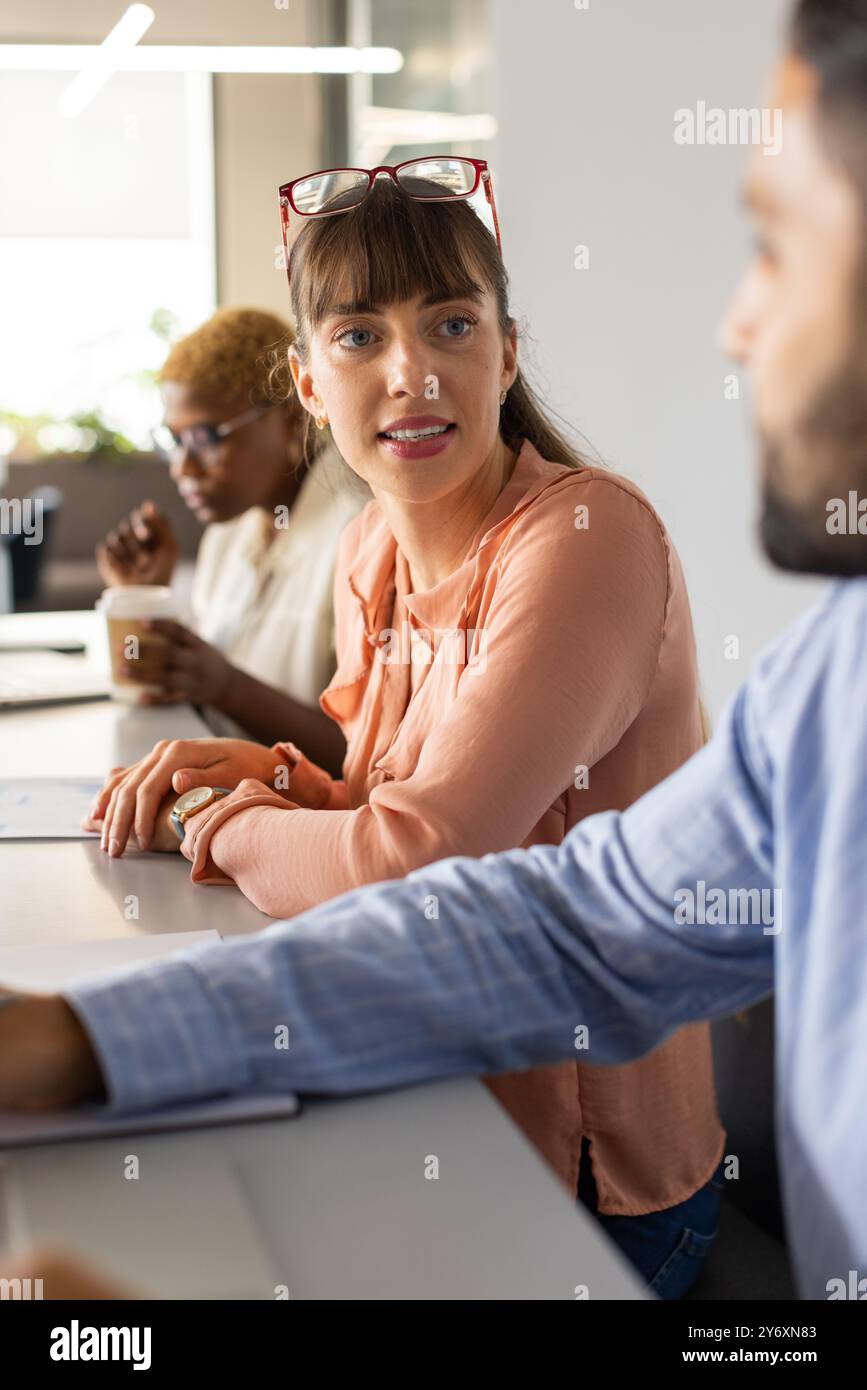 Besprechung der Arbeit, Zusammenarbeit von Kollegen am Schreibtisch mit Laptops im modernen Büro Stockfoto