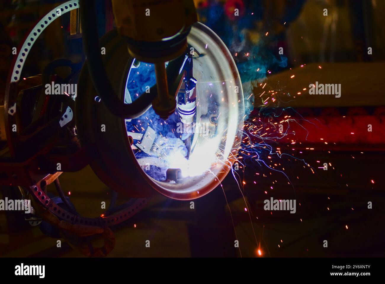 QINGZHOU, CHINA - 27. SEPTEMBER 2024 - Arbeiter arbeiten in der Werkstatt eines Stahlringherstellers in der Qingzhou Economic Development Zone, EA Stockfoto