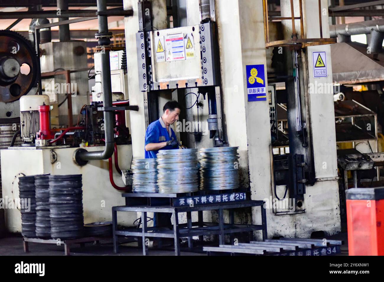 QINGZHOU, CHINA - 27. SEPTEMBER 2024 - Arbeiter arbeiten in der Werkstatt eines Stahlringherstellers in der Qingzhou Economic Development Zone, EA Stockfoto