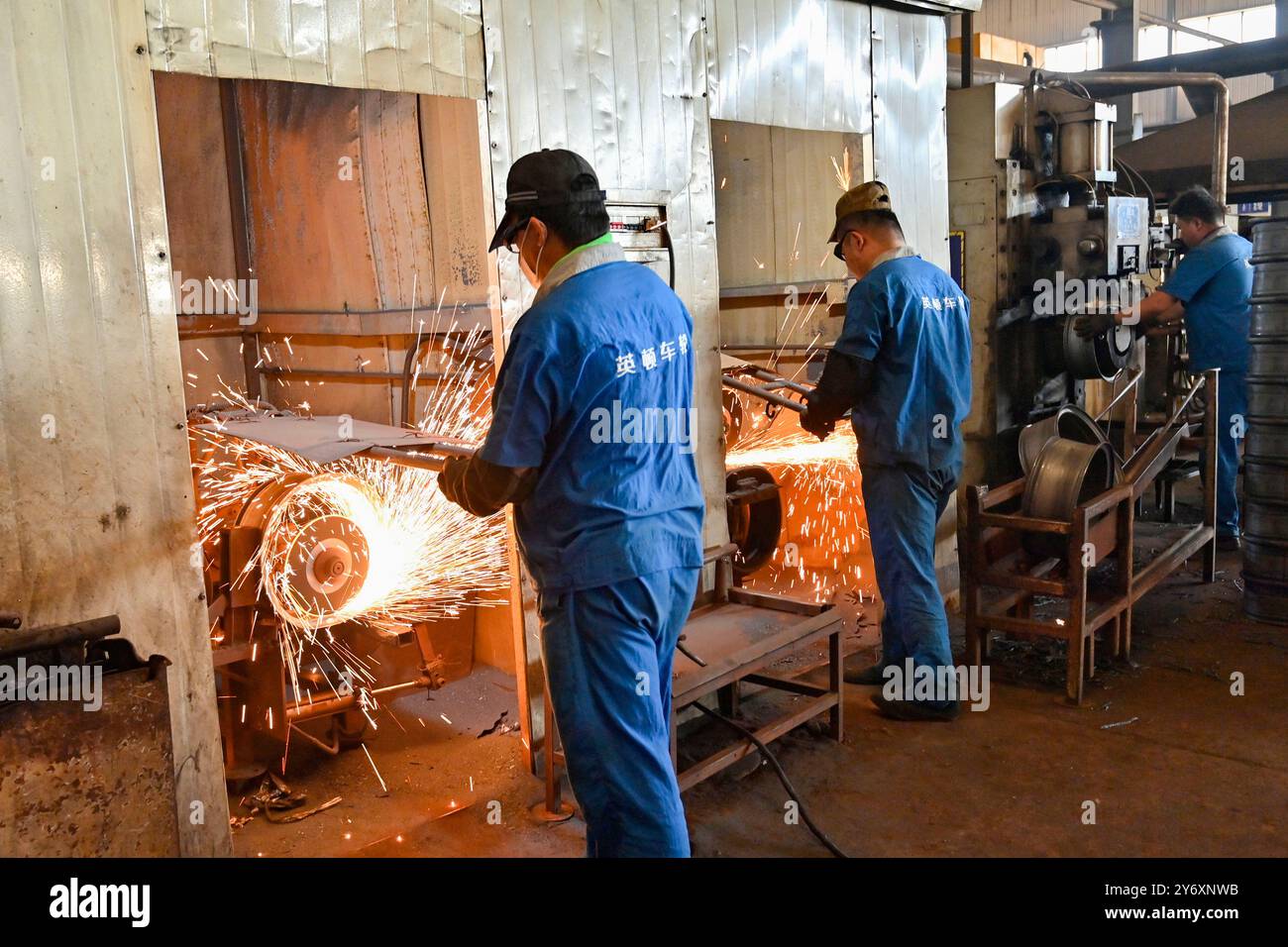 QINGZHOU, CHINA - 27. SEPTEMBER 2024 - Arbeiter arbeiten in der Werkstatt eines Stahlringherstellers in der Qingzhou Economic Development Zone, EA Stockfoto