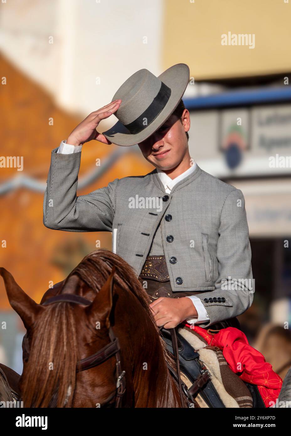 Reiter in typisch andalusischem Cowboykostüm, reiten während der Feier des Pferdetages während der Messe von Fuengirola 2024 auf einem Pferd. Stockfoto Reiter in typisch andalusischem Cowboykostüm, reiten während der Feier des Pferdetages während der Messe von Fuengirola 2024 auf einem Pferd. Stockfoto