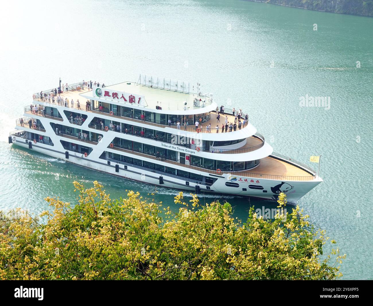 YICHANG, CHINA - 27. SEPTEMBER 2024 - Touristen machen eine Kreuzfahrt zu den drei Schluchten des Yangtse-Flusses am Welttourismustag in Yichang, Hubei pro Stockfoto