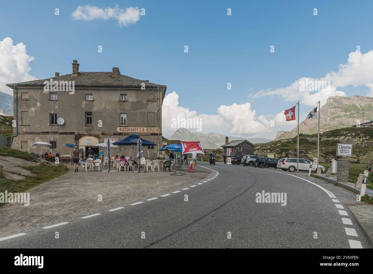 Gipfel des San Bernardino Passes, Passstraße und Restaurant (ospizio), Kanton Graubünden, Schweiz Stockfoto