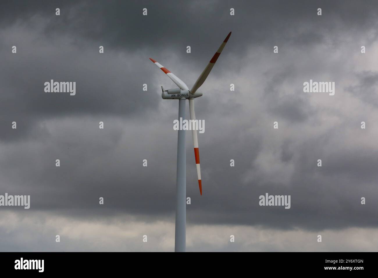 Blick am Dienstag 02.07.2024 im Windpark Mistorf / Groß Schwiesow Landkreis Rostock auf eine Windkraftanlage vor einer Gewitterfront. Bei dem Park war im Jahr 2001 die erste Windkraftanlage aufgestellt und im Jahr 2023 das bisher letzte Windrad in Betrieb genommen. Mittlerweile gehören 29 Anlagen zu dem Park. Sie erzeugen rund 160 Millionen Kilowattstunden pro Jahr. Das entspricht etwas mehr als 2 Prozent des Stromverbrauchs von Mecklenburg Vorpommern im Jahr. Damit erzeugt der Park rechnerisch den Strombedarf von 53000 Haushalten bzw. 100000 Menschen. Im Verlauf des Tages besuchten nun im R Stockfoto