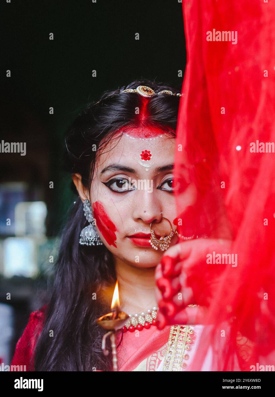 Die Göttin Durga wurde geschaffen, um den bösen Dämon Mahishasura zu bekämpfen. Die dreiheit Brahma, Vishnu und Shiva schufen eine mächtige weibliche Form Stockfoto