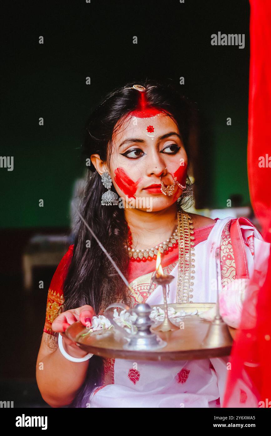 Die Göttin Durga wurde geschaffen, um den bösen Dämon Mahishasura zu bekämpfen. Die dreiheit Brahma, Vishnu und Shiva schufen eine mächtige weibliche Form Stockfoto