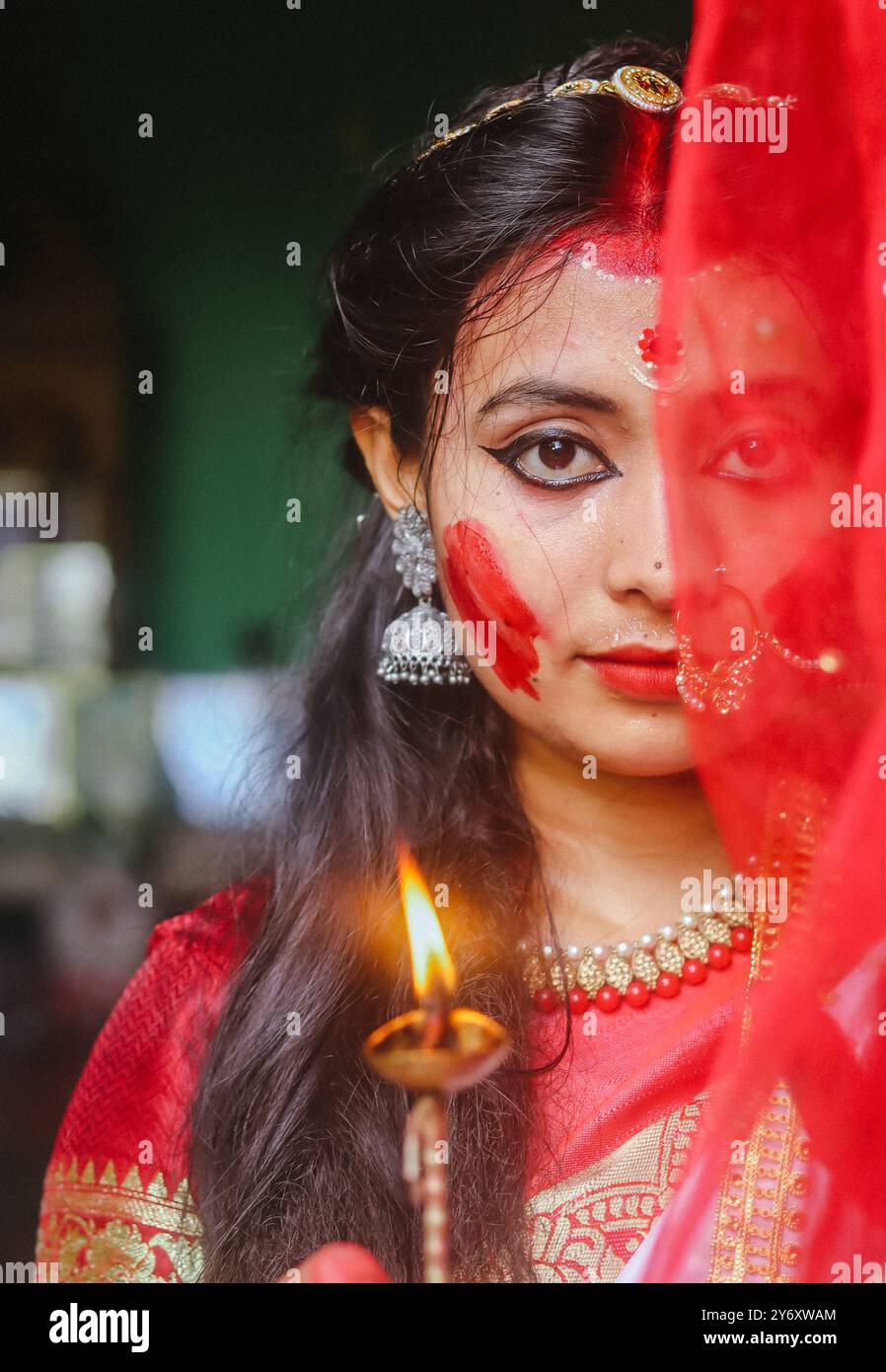 Die Göttin Durga wurde geschaffen, um den bösen Dämon Mahishasura zu bekämpfen. Die dreiheit Brahma, Vishnu und Shiva schufen eine mächtige weibliche Form Stockfoto