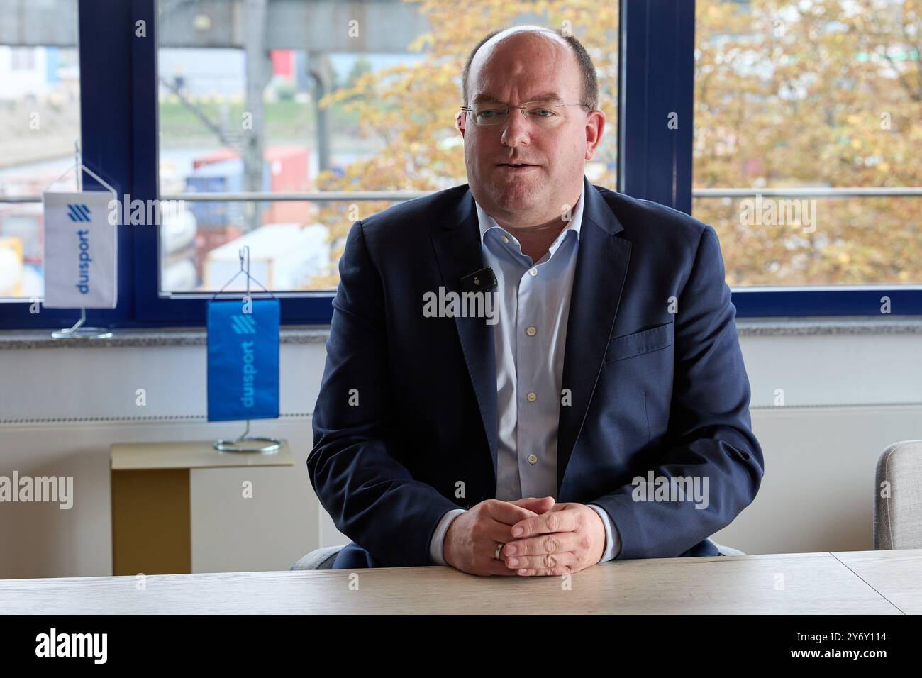 Duisburg, Deutschland. September 2024. Markus Bangen, Vorstandsvorsitzender der Duisburger Hafen AG (duisport), erhält am 24. September 2024 ein Interview mit Xinhua in Duisburg. „Interview: China-Europe Railway Key to Global Supply Chain“, sagt duisport CEO, Kredit: Meng Dingbo/Xinhua/Alamy Live News Stockfoto