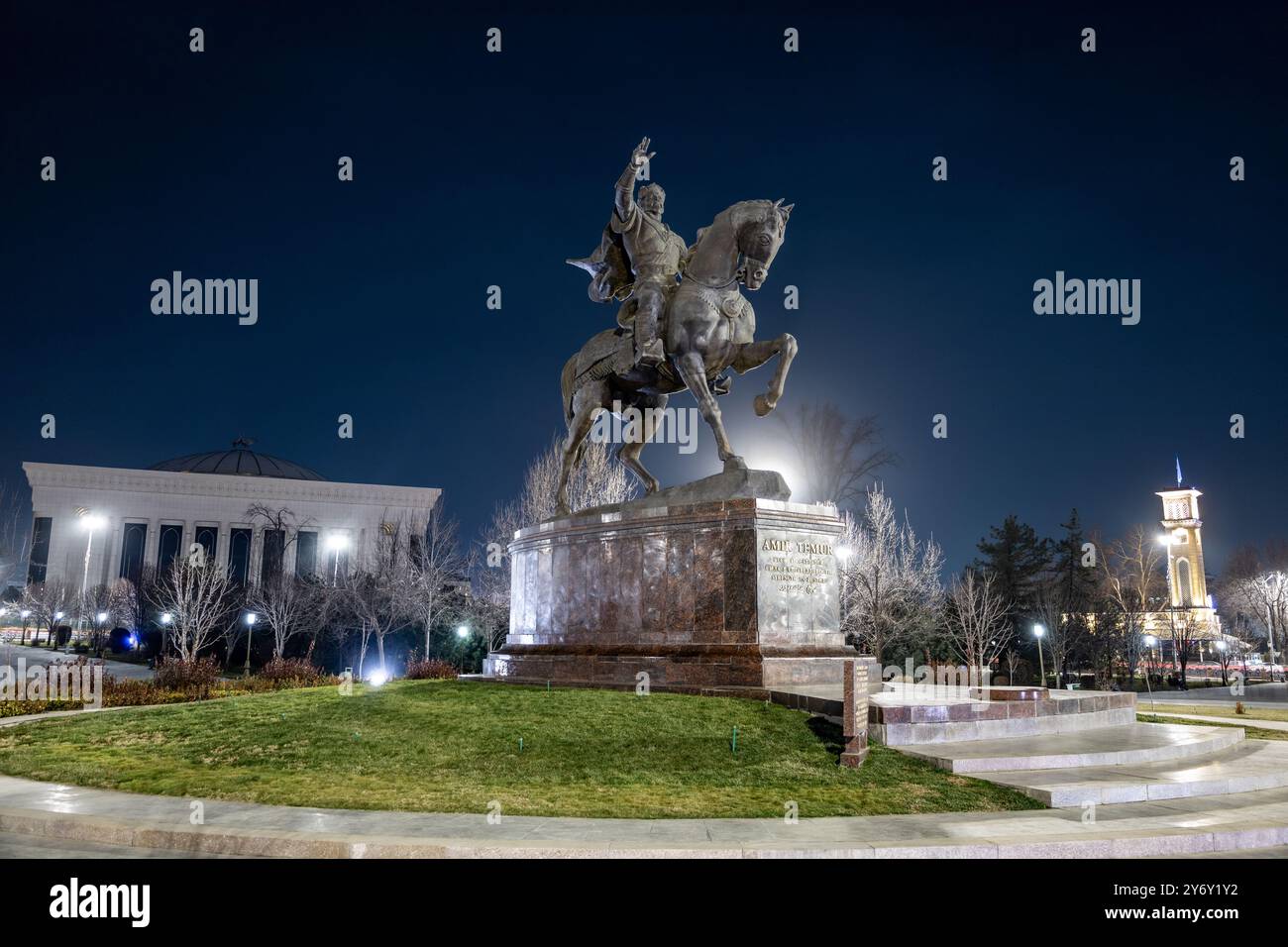 Taschkent, Usbekistan - 3. März 2023 : Denkmal für Amir Timur auf dem zentralen Platz der Taschkent Republik Usbekistan. Abendfoto. Visitenkarte Stockfoto