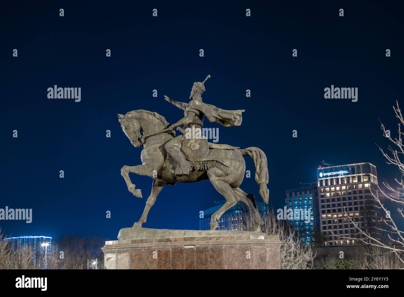 Taschkent, Usbekistan - 3. März 2023 : Denkmal für Amir Timur auf dem zentralen Platz der Taschkent Republik Usbekistan. Abendfoto. Visitenkarte Stockfoto