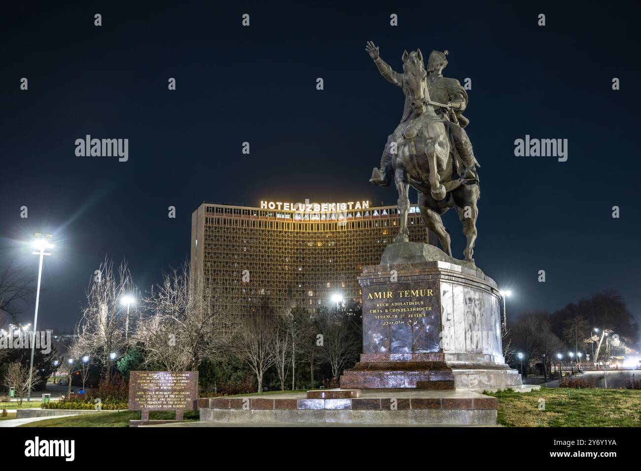 Taschkent, Usbekistan - 3. März 2023 : Denkmal für Amir Timur auf dem zentralen Platz der Taschkent Republik Usbekistan. Abendfoto. Visitenkarte Stockfoto