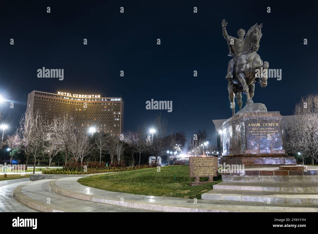 Taschkent, Usbekistan - 3. März 2023 : Denkmal für Amir Timur auf dem zentralen Platz der Taschkent Republik Usbekistan. Abendfoto. Visitenkarte Stockfoto