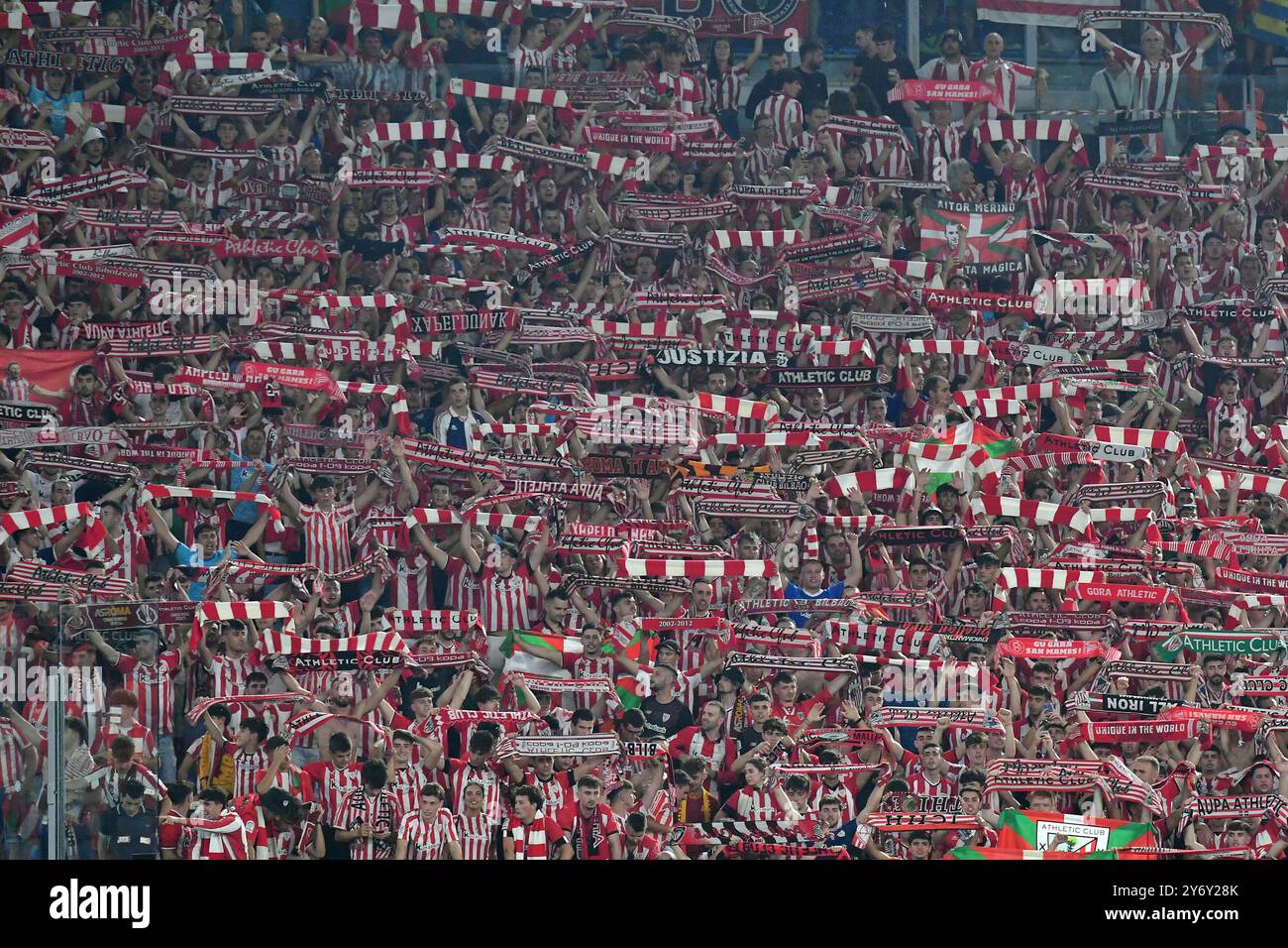 Athletic Bilbao Fans während der ersten Qualifikationsrunde der Europa League - Spiel im 1. Leg zwischen Roma und Athletic Bilbao im Olympiastadion, Italien, 26. September 2024. &#XA;Mattia Vian während des Spiels AS Roma vs Athletic Bilbao, Football Europa League in Rom, Italien, 26. September 2024 Stockfoto