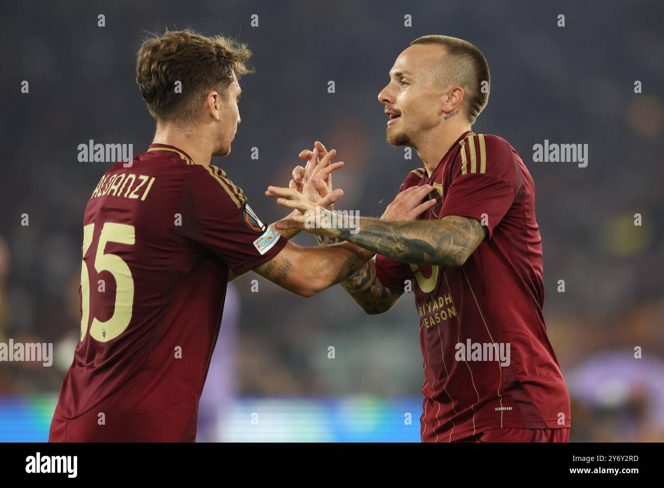 Rom, Italien 26.9,2024: Tommaso Baldanzi von Roma, Angelino von Roma schießen das Tor und feiern mit dem Team während der UEFA Europa League 2024-2025 Stockfoto