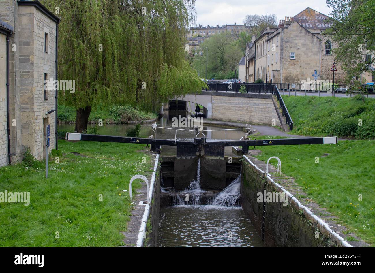 24. April 24 Blick auf die Bath Deep Lock am Kennet und Avon Canal in der Nähe der Pulteney Road in Bath Somerset, England. Dies ist ein sehr berühmter Tourist Stockfoto