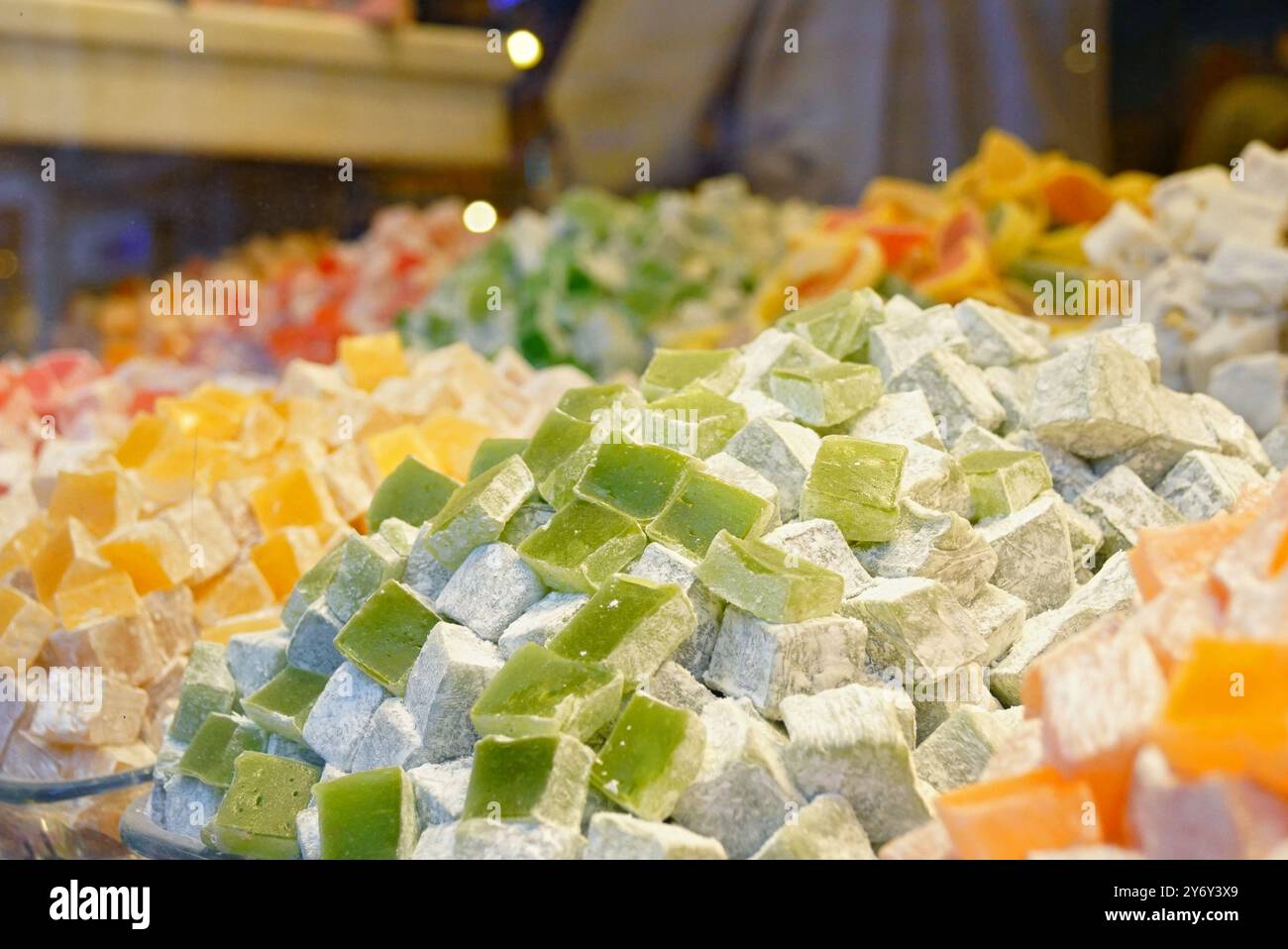 Bunte, fruchtige türkische Köstlichkeiten mit verschiedenen Aromen in einem Schaufenster in Istanbul. Traditionelle türkische Süßigkeiten zum Verkauf auf Istiklal Stockfoto