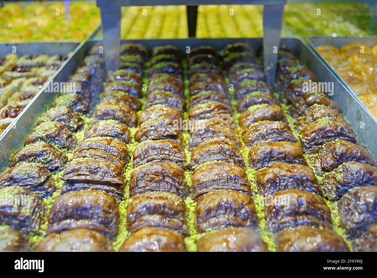 Eine Nahaufnahme eines Tabletts mit frisch gebackener Schokoladenbaklava mit gehackten Pistazien. Das traditionelle türkische Dessert in einem Schaufenster in der Istiklal-Straße Stockfoto