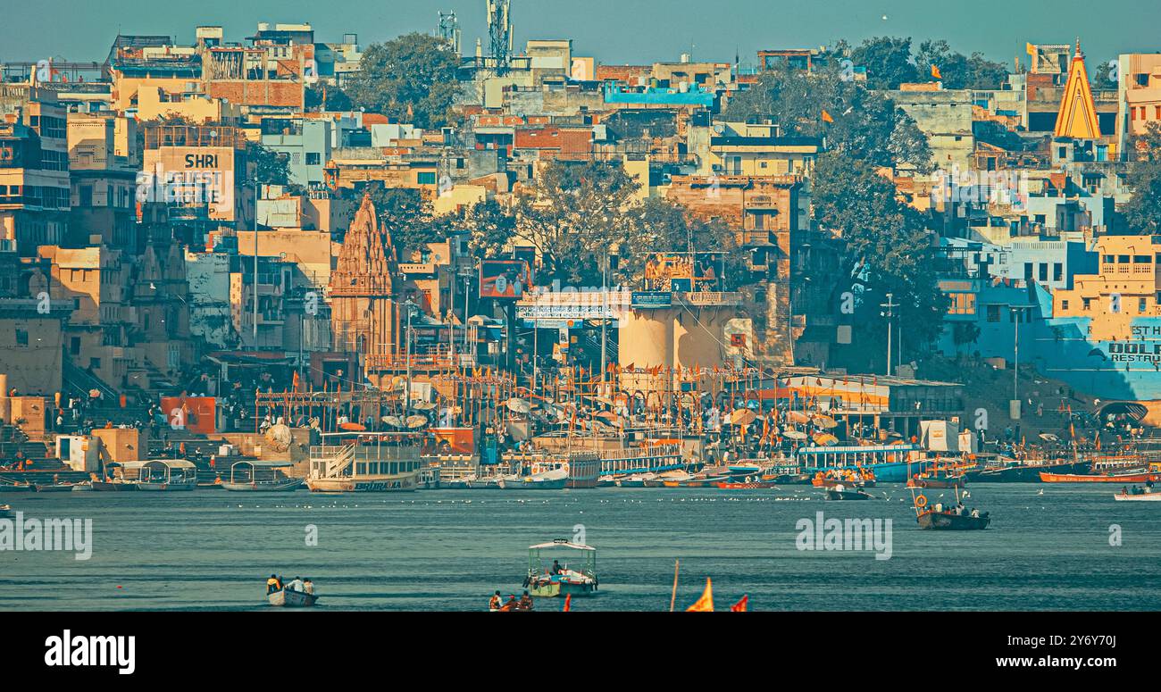 Varanasi, Uttar Pradesh, Indien. Boote, Die Am Frühen Morgen In Der Nähe Von Rana Mahal Ghat, Darbhanga Ghat Und Dashwamedh Ghat Schwimmen. Viele Hindutempel. Ansicht Stockfoto