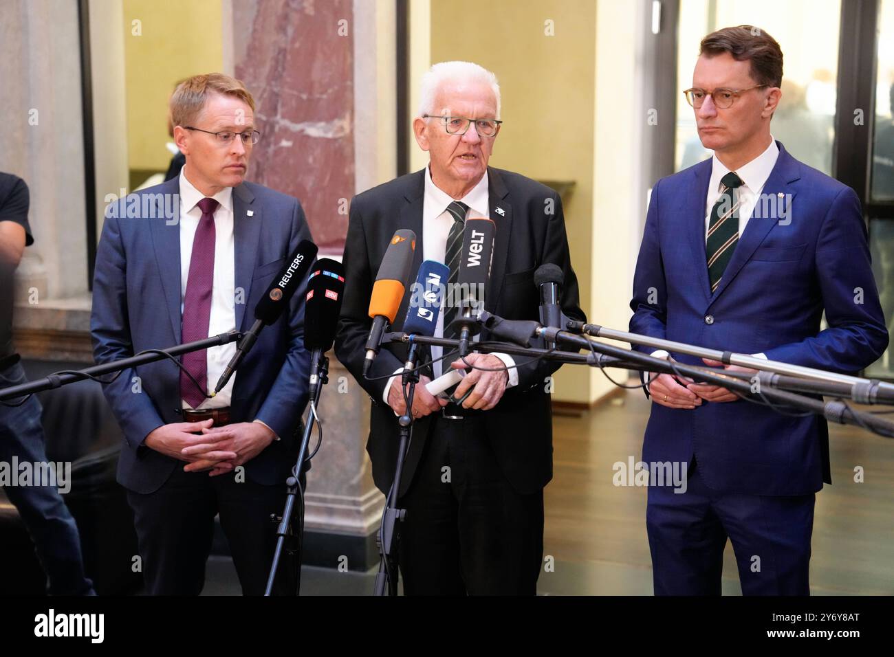 Erklärung Ministerpraesidenten von Badem Wuerttemberg, Nordrhein-Westfalen und Schleswig-Holstein Daniel Guenther CDU Ministerpraesident von Schleswig-Holstein gemeinsam mit Hendrik Wuest CDU Ministerpraesident von Nordrhein-Westfalen und Winfried Kretschmann Gruene, Ministerpraesident von Baden-Württemberg bei gemeinsamer Erklärung im Vorfeld des Sitzung des Bundesrats zu den Bundesratsinitiativen für Sicherheit und Migration, Berlin, 27.09.2024 Berlin-Westfalen und Schleswig-Westfalen Stockfoto