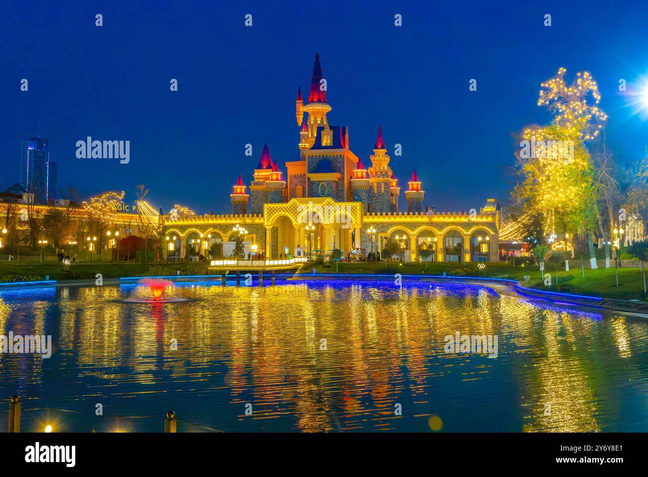 Taschkent, Usbekistan - 1. Dezember 2023: Der schönste Park in Taschkent, 'magische Stadt' im Stil einer fabelhaften Stadt Stockfoto