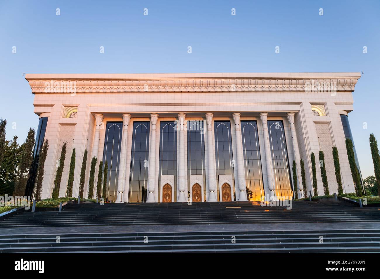Taschkent, Usbekistan - 15. August 2023: Komplex für Kongresse, Konzerte und offizielle Treffen, „Fond Forum“ auf dem Amir Timur Platz, Buil Stockfoto