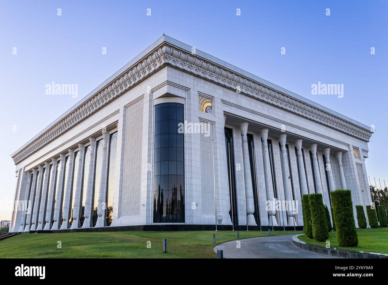 Taschkent, Usbekistan - 15. August 2023: Komplex für Kongresse, Konzerte und offizielle Treffen, „Fond Forum“ auf dem Amir Timur Platz, Buil Stockfoto