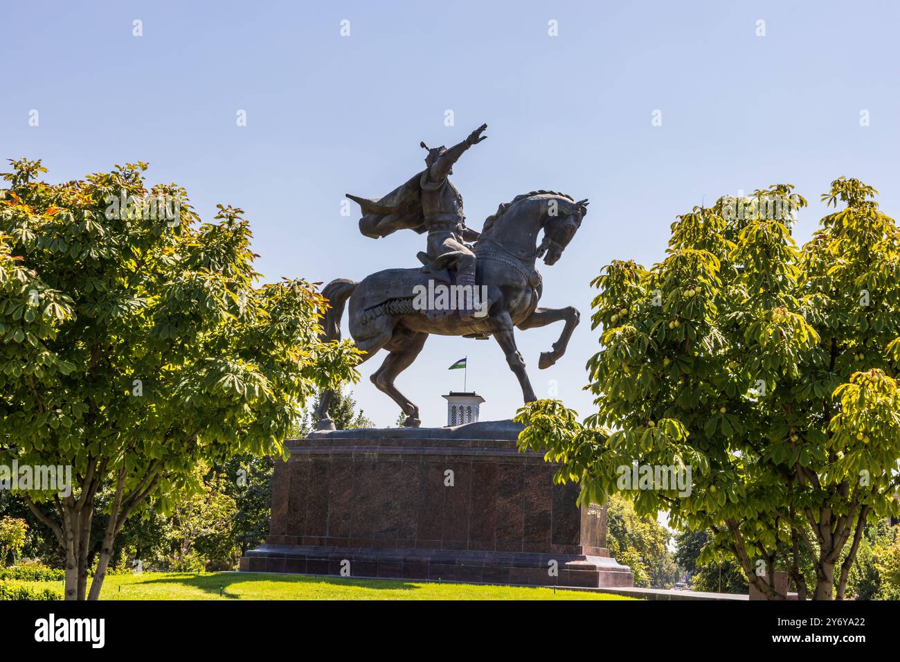 Taschkent, Usbekistan - 15. August 2023: Denkmal für Amir Timur auf dem zentralen Platz mit dem Komplex - 'Hotel Usbekistan', 'Fund Forum' und 'Taschkent Stockfoto