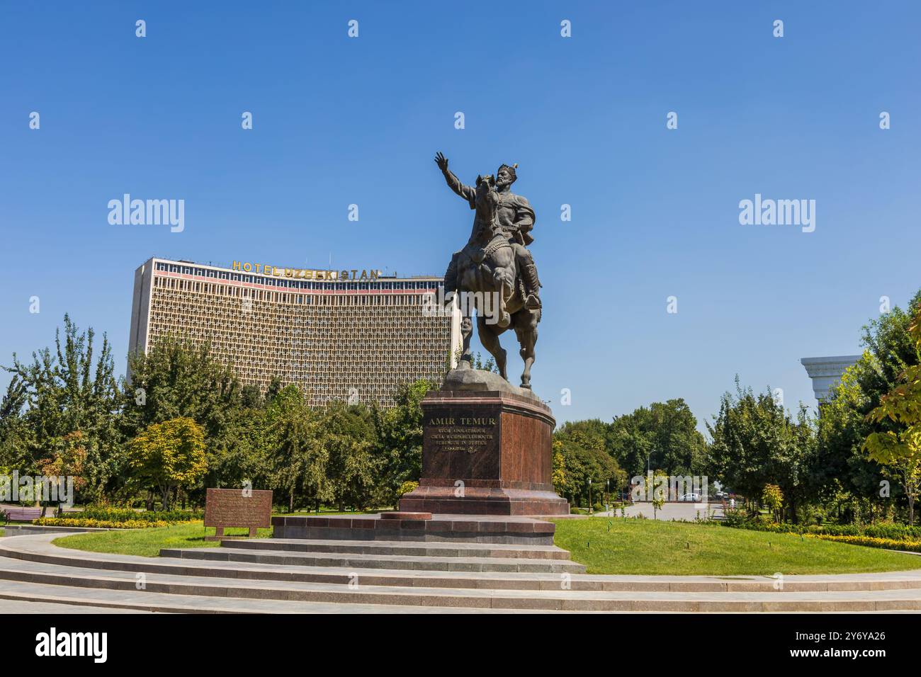 Taschkent, Usbekistan - 15. August 2023: Denkmal für Amir Timur auf dem zentralen Platz mit dem Komplex - 'Hotel Usbekistan', 'Fund Forum' und 'Taschkent Stockfoto