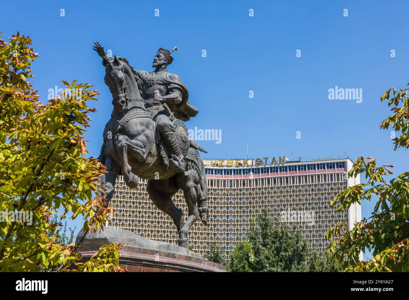 Taschkent, Usbekistan - 15. August 2023: Denkmal für Amir Timur auf dem zentralen Platz mit dem Komplex - 'Hotel Usbekistan', 'Fund Forum' und 'Taschkent Stockfoto