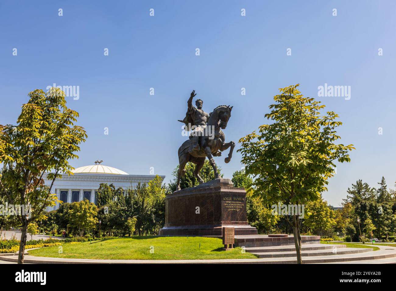 Taschkent, Usbekistan - 15. August 2023: Denkmal für Amir Timur auf dem zentralen Platz mit dem Komplex - 'Hotel Usbekistan', 'Fund Forum' und 'Taschkent Stockfoto