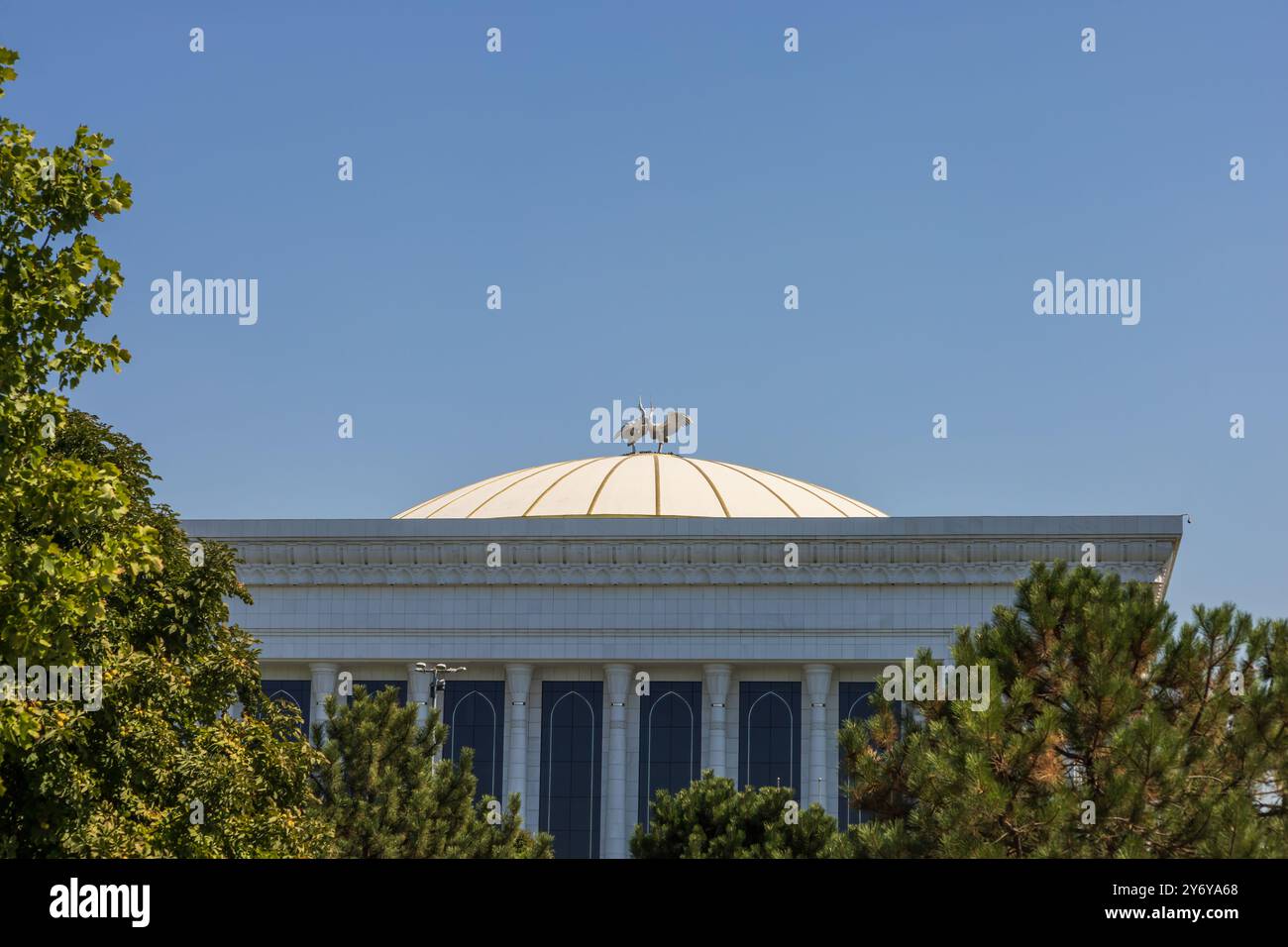 Taschkent, Usbekistan - 15. August 2023: Komplex für Kongresse, Konzerte und offizielle Treffen, „Fond Forum“ auf dem Amir Timur Platz, Buil Stockfoto