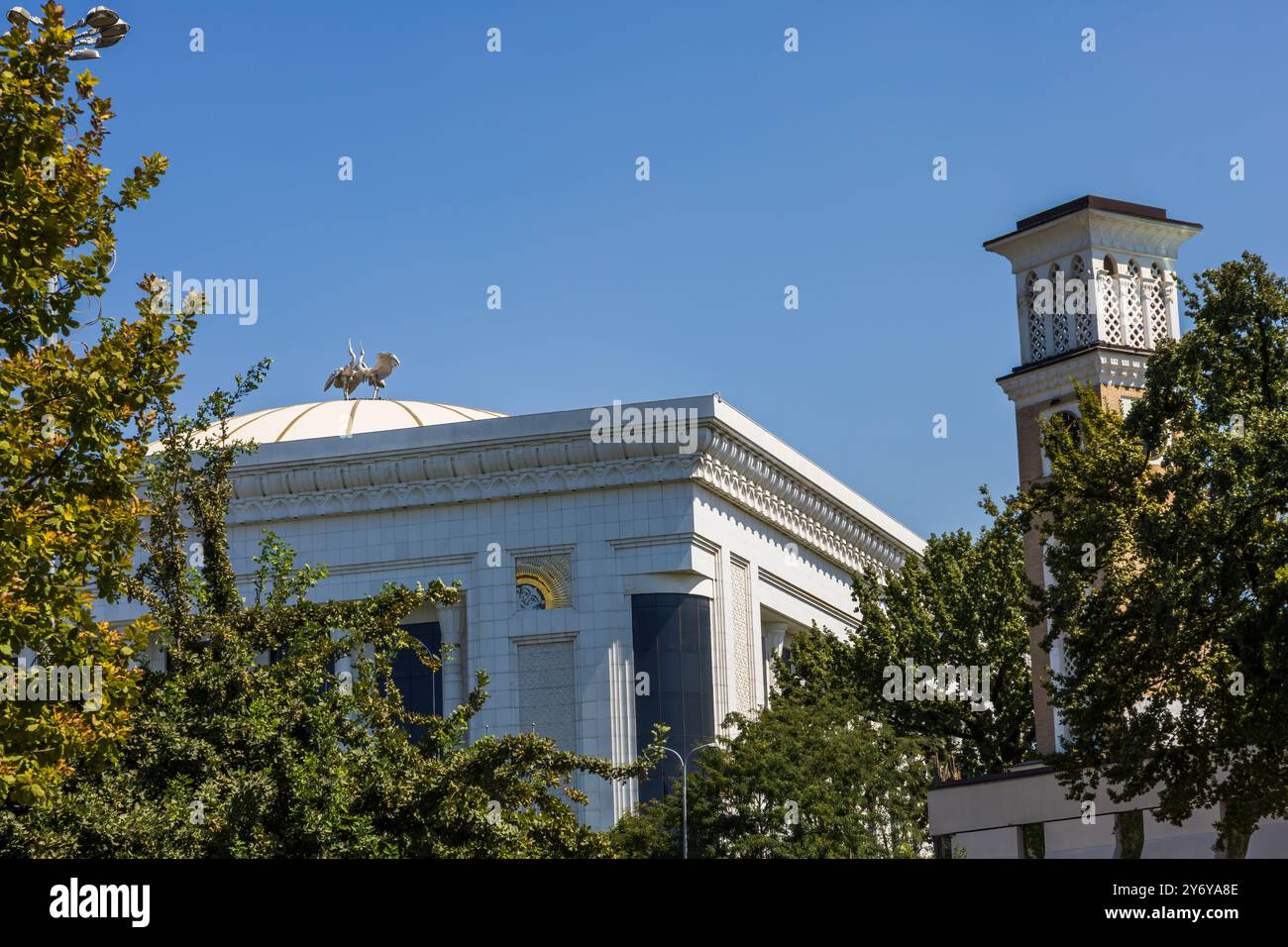 Taschkent, Usbekistan - 15. August 2023: Komplex für Kongresse, Konzerte und offizielle Treffen, „Fond Forum“ auf dem Amir Timur Platz, Buil Stockfoto