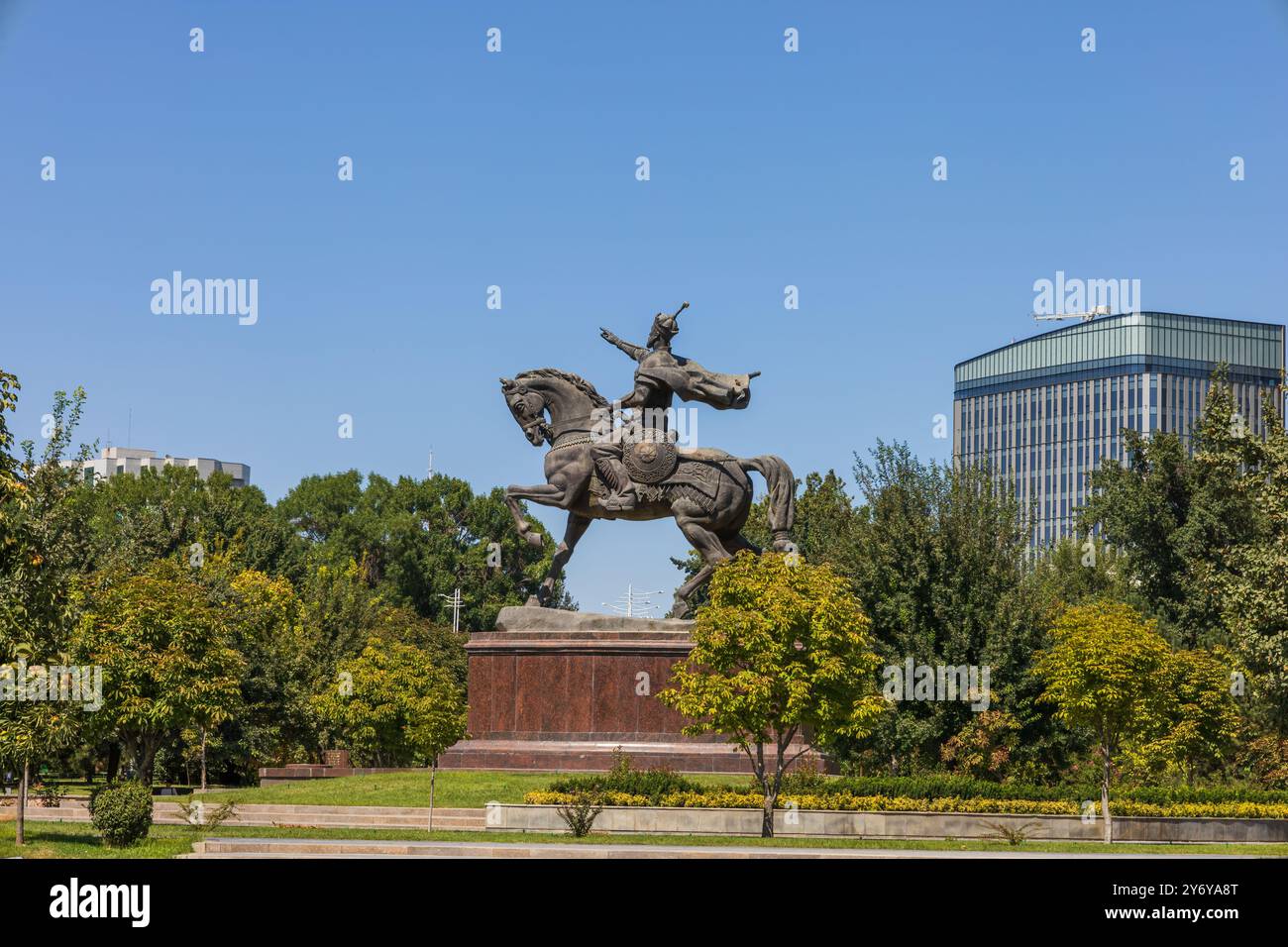 Taschkent, Usbekistan - 15. August 2023: Denkmal für Amir Timur auf dem zentralen Platz mit dem Komplex - 'Hotel Usbekistan', 'Fund Forum' und 'Taschkent Stockfoto