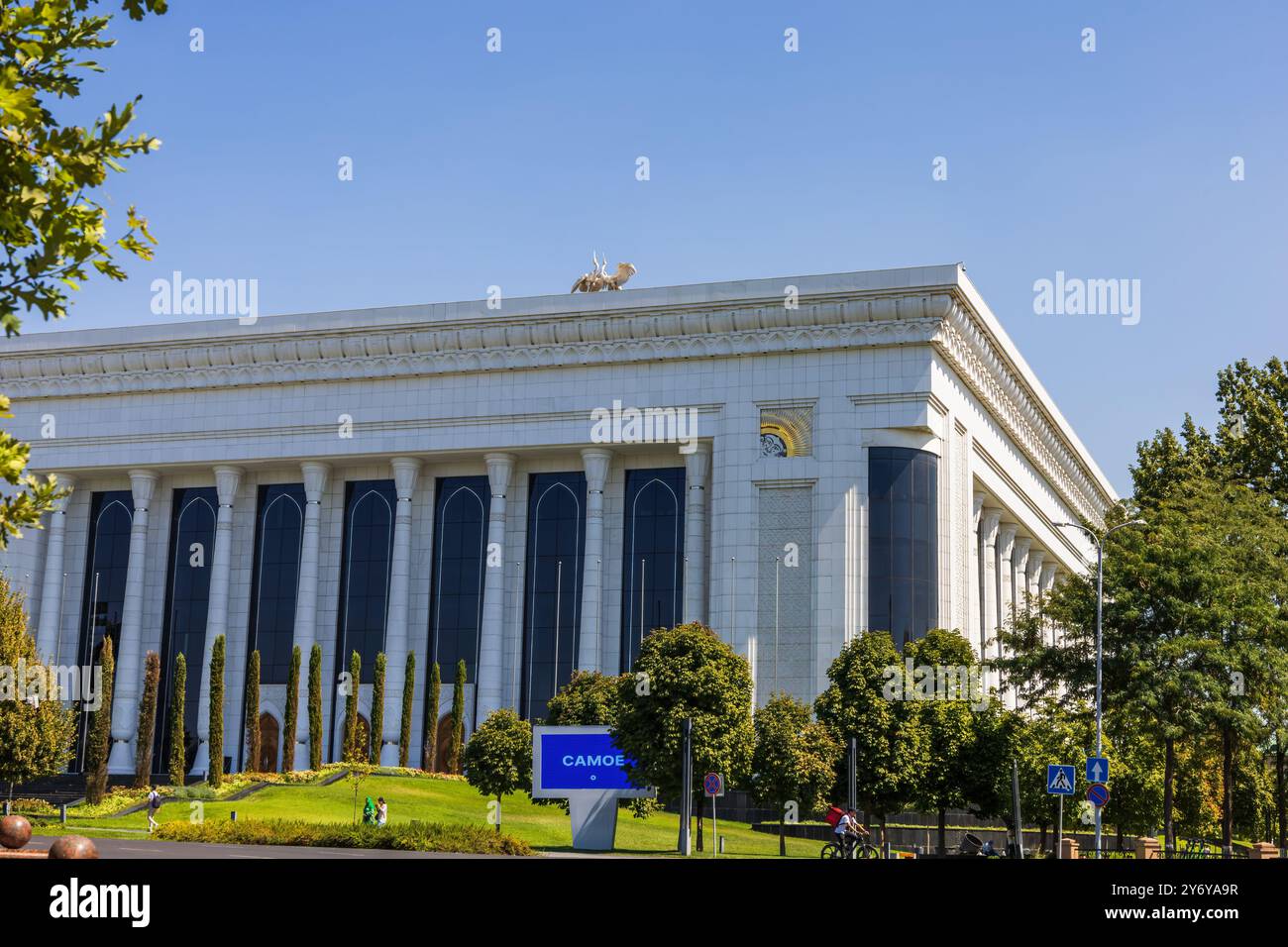 Taschkent, Usbekistan - 15. August 2023: Komplex für Kongresse, Konzerte und offizielle Treffen, „Fond Forum“ auf dem Amir Timur Platz, Buil Stockfoto