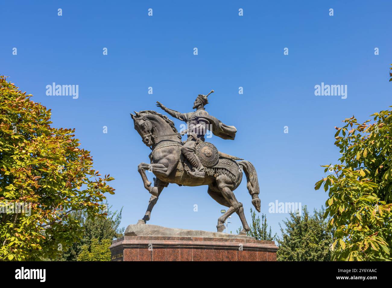 Taschkent, Usbekistan - 15. August 2023: Denkmal für Amir Timur auf dem zentralen Platz mit dem Komplex - 'Hotel Usbekistan', 'Fund Forum' und 'Taschkent Stockfoto