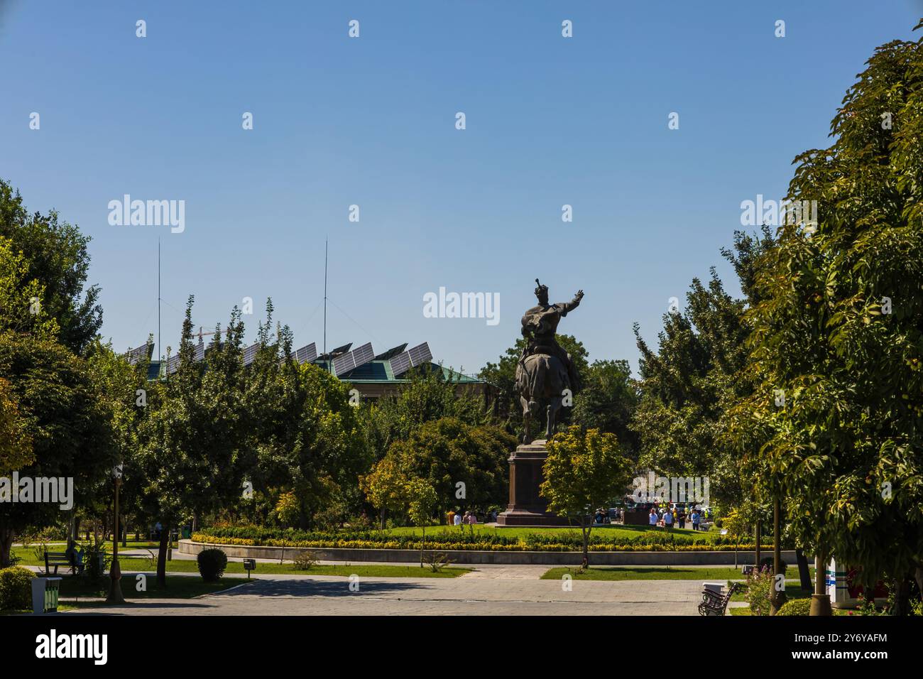 Taschkent, Usbekistan - 15. August 2023: Denkmal für Amir Timur auf dem zentralen Platz mit dem Komplex - 'Hotel Usbekistan', 'Fund Forum' und 'Taschkent Stockfoto