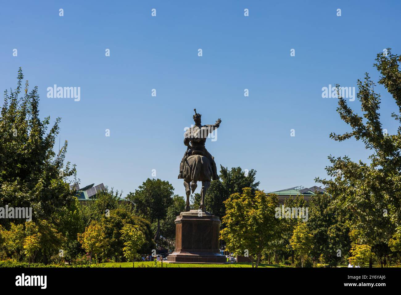 Taschkent, Usbekistan - 15. August 2023: Denkmal für Amir Timur auf dem zentralen Platz mit dem Komplex - 'Hotel Usbekistan', 'Fund Forum' und 'Taschkent Stockfoto