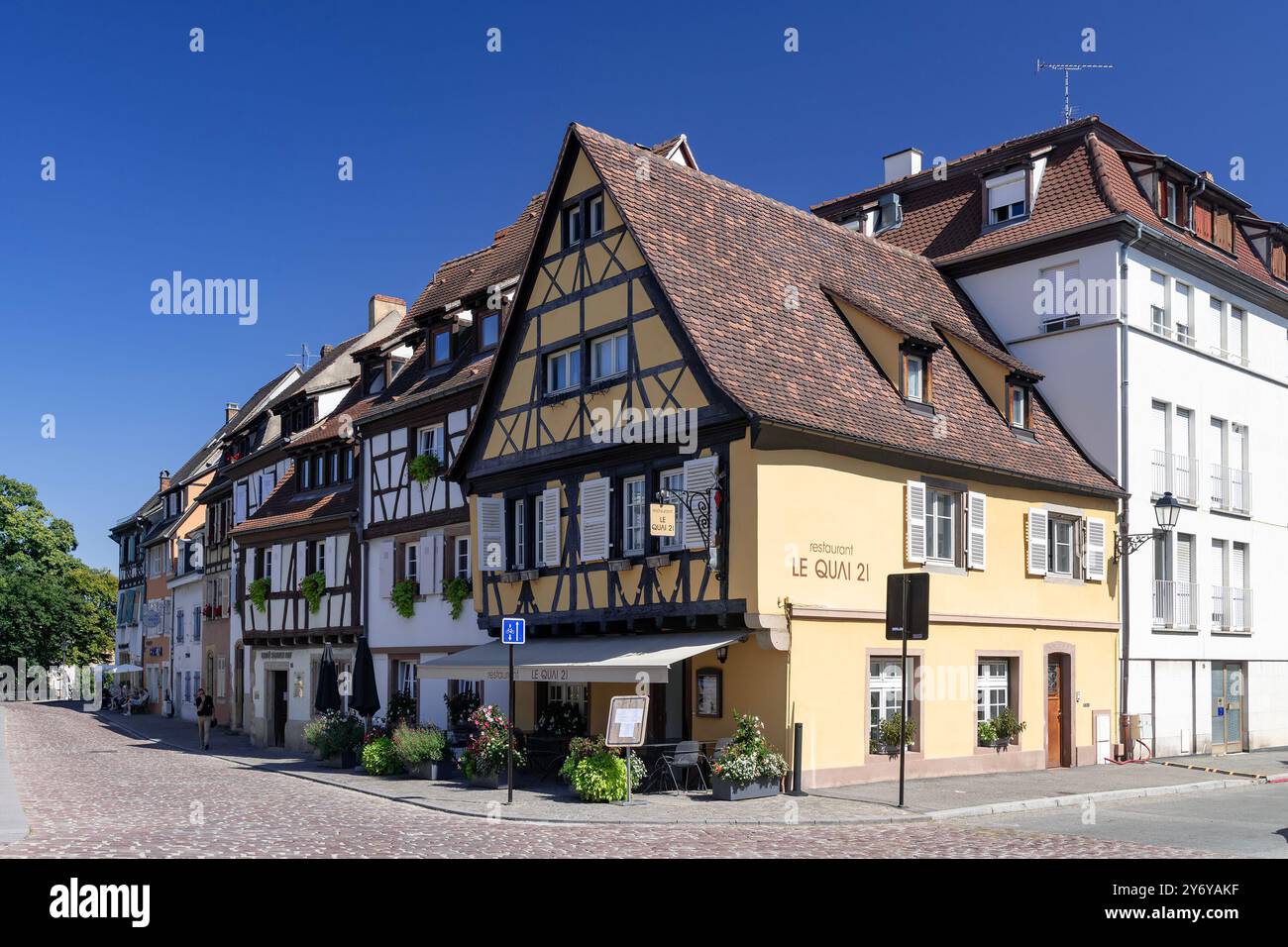 Colmar, Frankreich - Blick auf das kleine Venedig von Colmar mit Fachwerkhäusern entlang des Fischhändler Quay. Stockfoto
