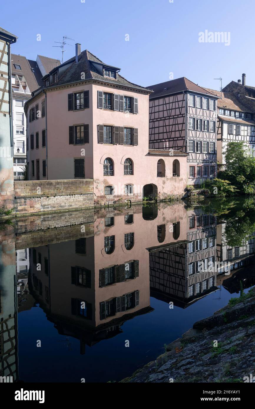 Straßburg - Blick auf das Tanner's Quarter mit farbigen Fachwerkhäusern und dem Ill River und Reflexionen auf dem Wasser. Stockfoto