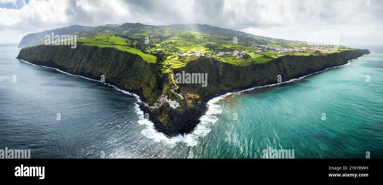 Farol do Arnel, malerische Straße, wunderschöner Leuchtturm an der Küste der Insel Sao Miguel, Atlantik, Azoren, Portugal Stockfoto