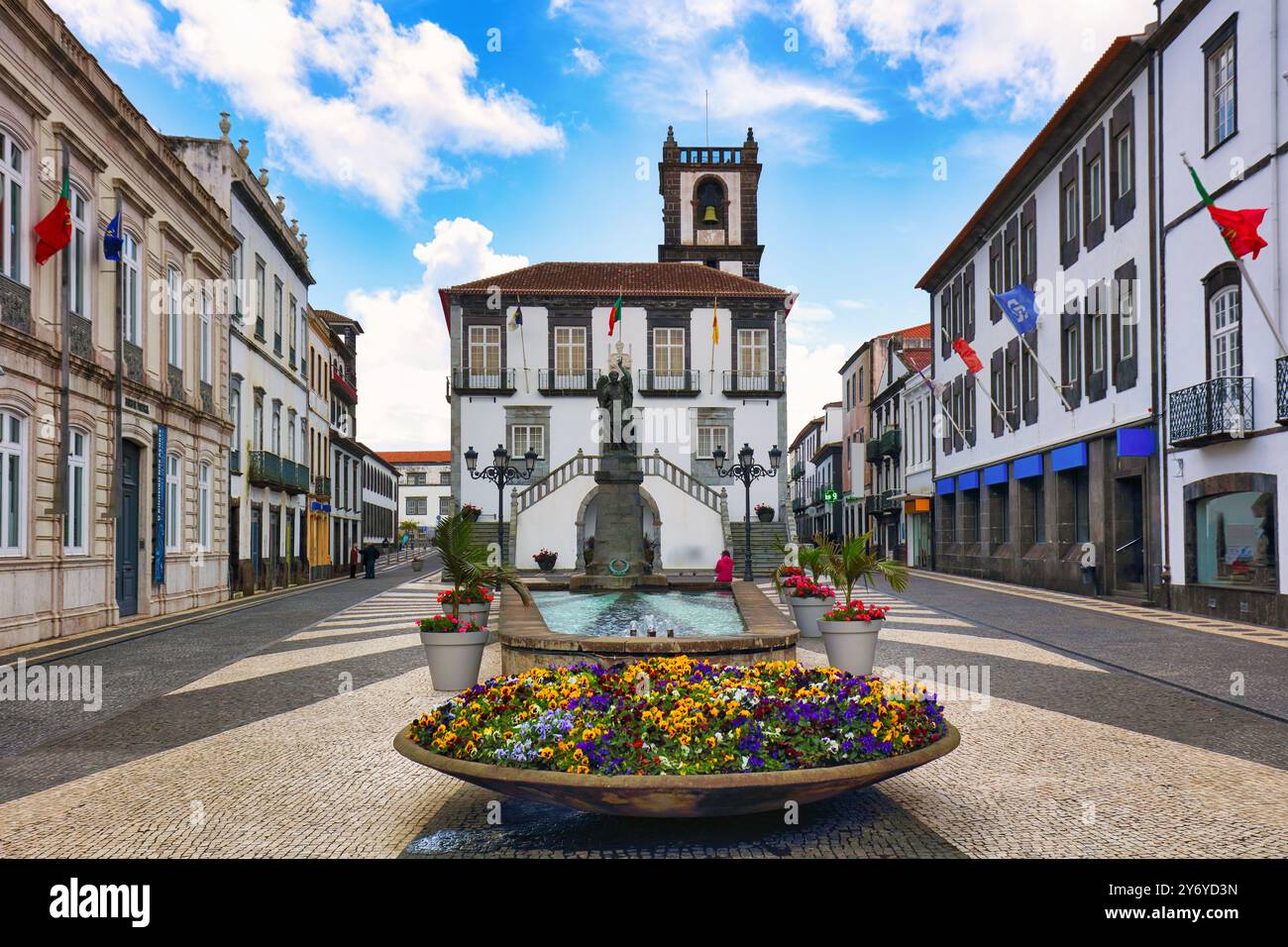 Rathaus in Ponta Delgada, Azoren, Portugal. Ponta Delgada Rathaus mit Glockenturm in der Hauptstadt der Azoren. Portugal, Sao Miguel. Rathaus, Stockfoto