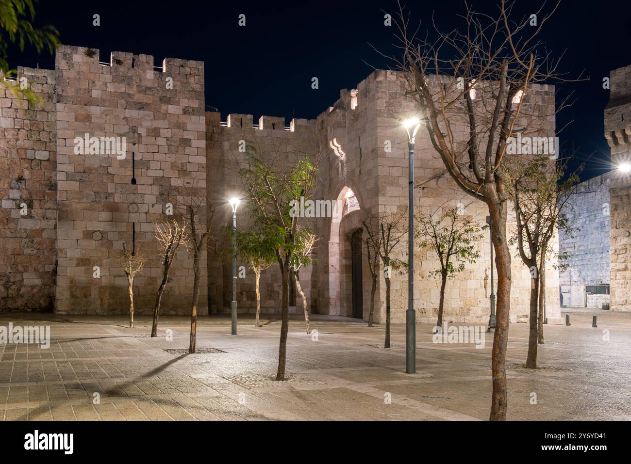 Blick in die Dämmerung auf die Außenseite des Jaffa-Tors zur Altstadt von Jerusalem. Stockfoto