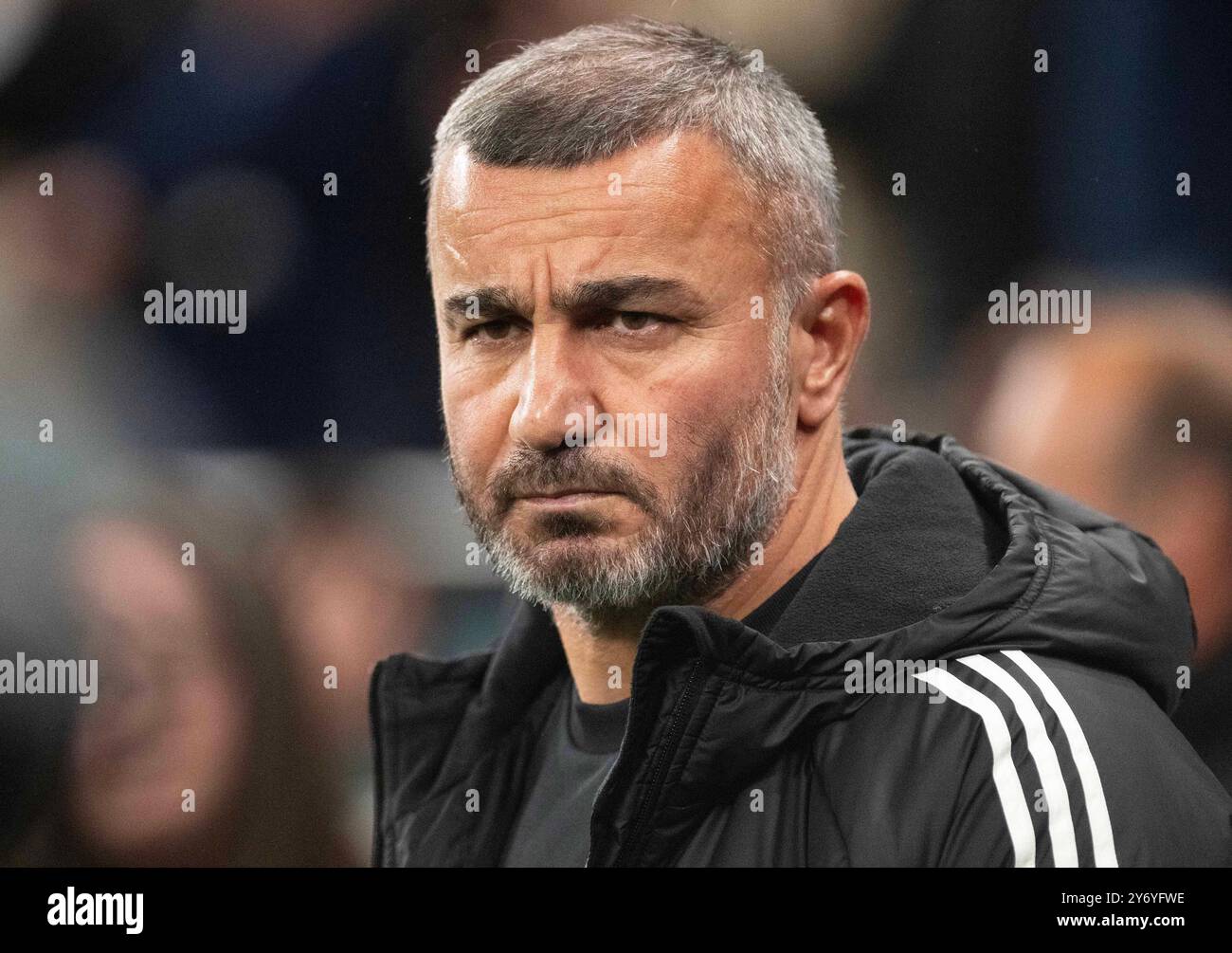 London, Großbritannien. September 2024. Gurban Gurbanov, der Qarabag FK-Manager schaut zu. UEFA Europa League Spiel Tottenham Hotspur gegen Qarabag FK im Tottenham Hotspur Stadium in London am Donnerstag, den 26. September 2024. Dieses Bild darf nur für redaktionelle Zwecke verwendet werden. Foto nur für redaktionelle Verwendung von Sandra Mailer/Andrew Orchard Sportfotografie/Alamy Live News Credit: Andrew Orchard Sportfotografie/Alamy Live News Stockfoto