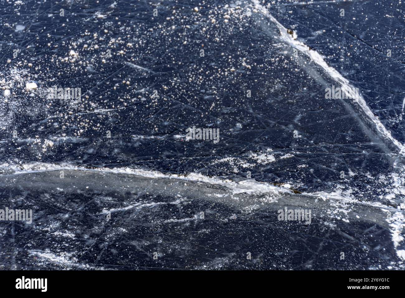 Die Textur der Eislaufbahn auf dem gefrorenen See Stockfoto